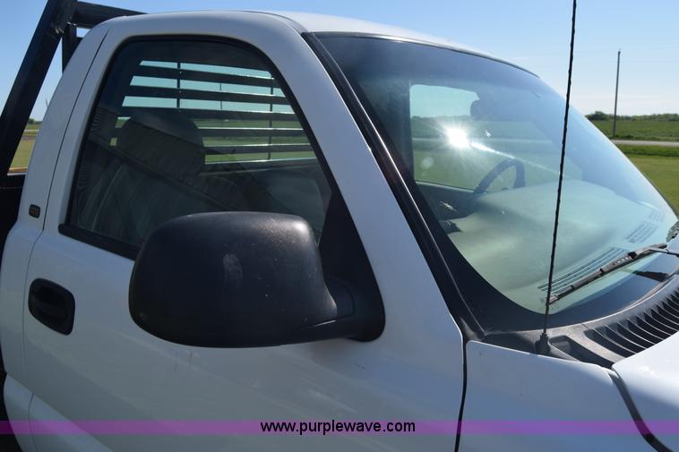 image for item K6706 2002 Chevrolet Silverado 2500 flatbed pickup truck