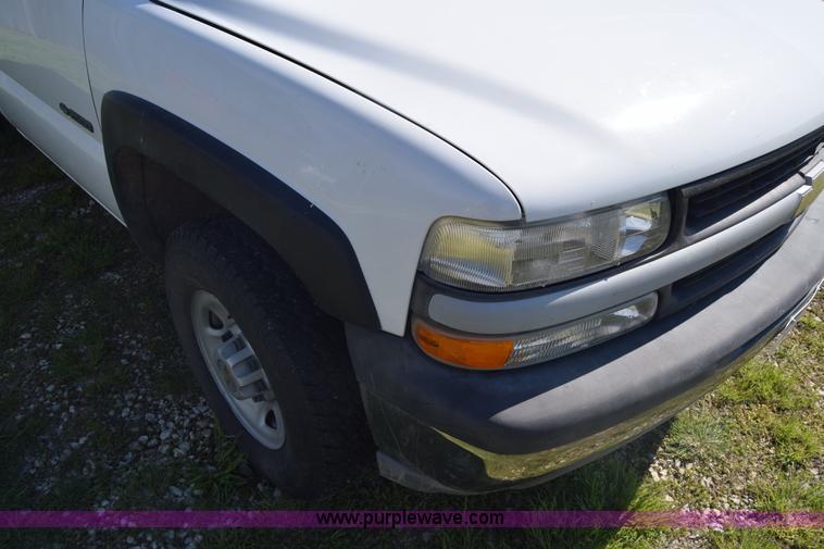 image for item K6706 2002 Chevrolet Silverado 2500 flatbed pickup truck