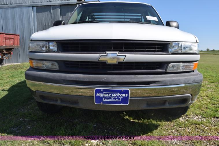 image for item K6706 2002 Chevrolet Silverado 2500 flatbed pickup truck