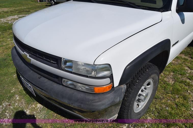 image for item K6706 2002 Chevrolet Silverado 2500 flatbed pickup truck