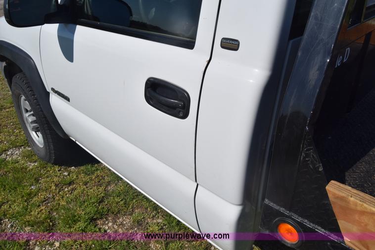 image for item K6706 2002 Chevrolet Silverado 2500 flatbed pickup truck