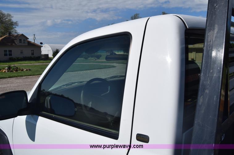 image for item K6706 2002 Chevrolet Silverado 2500 flatbed pickup truck