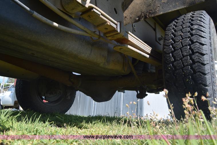 image for item K6706 2002 Chevrolet Silverado 2500 flatbed pickup truck