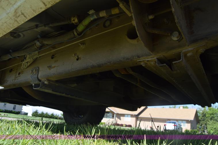 image for item K6706 2002 Chevrolet Silverado 2500 flatbed pickup truck