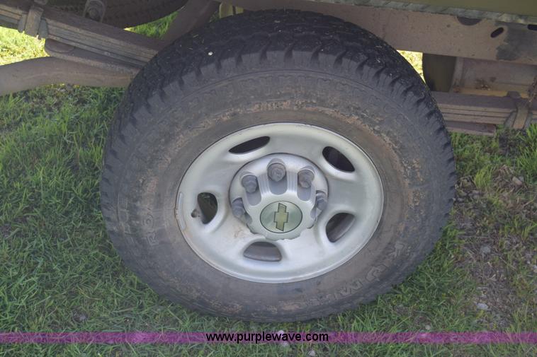 image for item K6706 2002 Chevrolet Silverado 2500 flatbed pickup truck