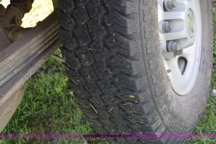 image for item K6706 2002 Chevrolet Silverado 2500 flatbed pickup truck