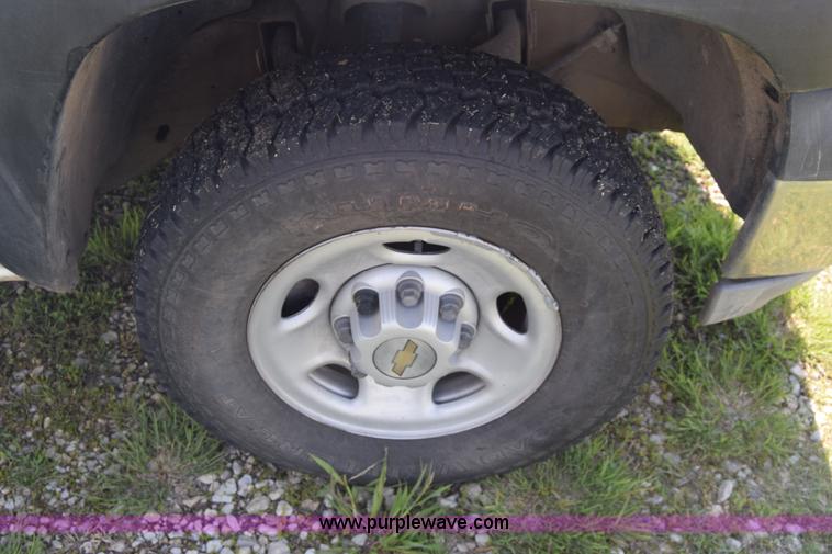 image for item K6706 2002 Chevrolet Silverado 2500 flatbed pickup truck