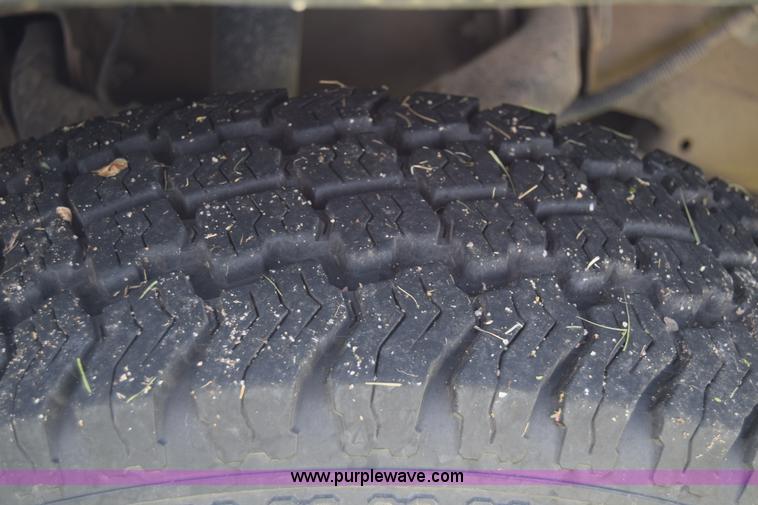 image for item K6706 2002 Chevrolet Silverado 2500 flatbed pickup truck