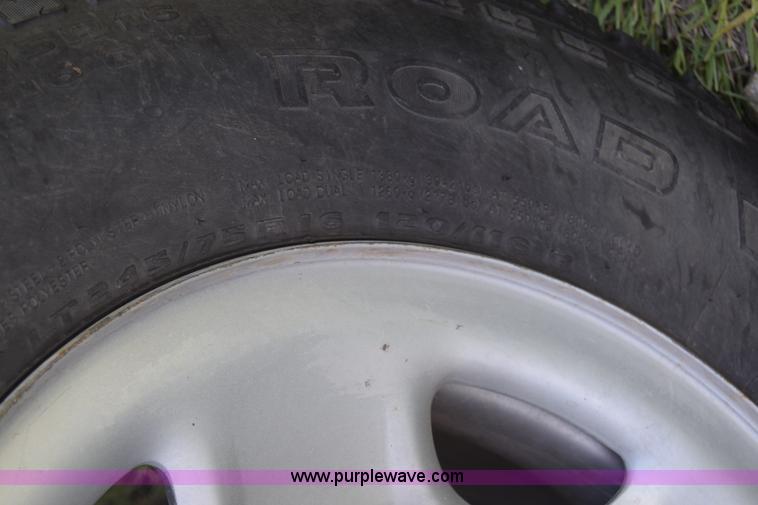 image for item K6706 2002 Chevrolet Silverado 2500 flatbed pickup truck