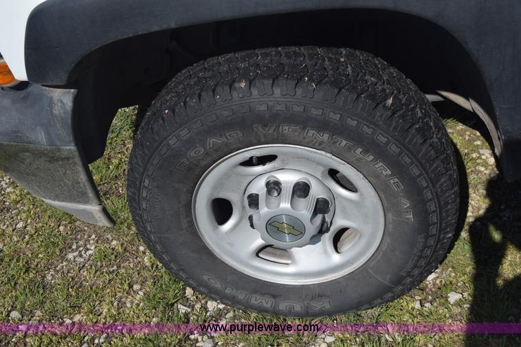 image for item K6706 2002 Chevrolet Silverado 2500 flatbed pickup truck