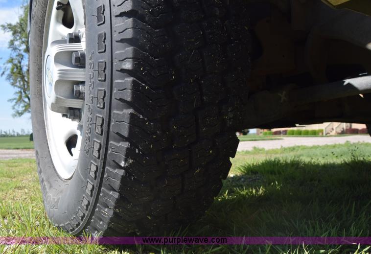 image for item K6706 2002 Chevrolet Silverado 2500 flatbed pickup truck