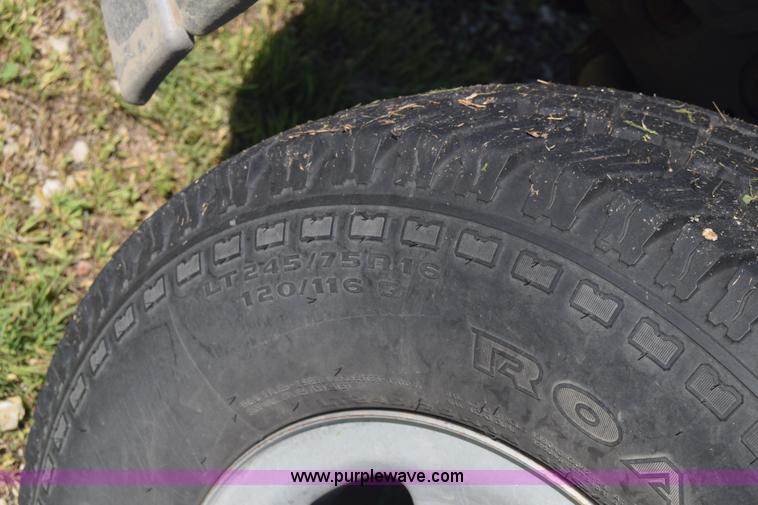 image for item K6706 2002 Chevrolet Silverado 2500 flatbed pickup truck