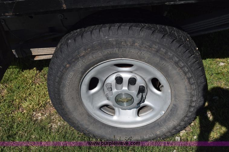 image for item K6706 2002 Chevrolet Silverado 2500 flatbed pickup truck