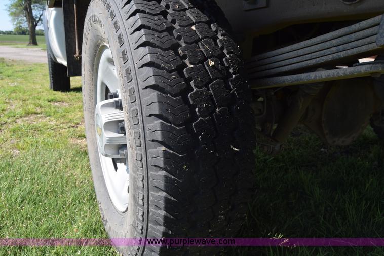 image for item K6706 2002 Chevrolet Silverado 2500 flatbed pickup truck