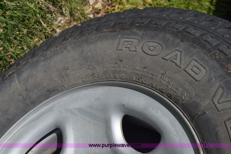 image for item K6706 2002 Chevrolet Silverado 2500 flatbed pickup truck