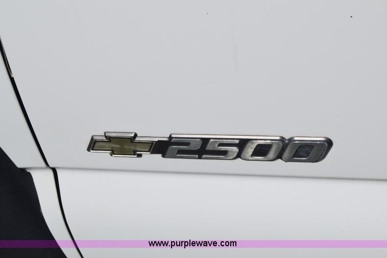 image for item K6706 2002 Chevrolet Silverado 2500 flatbed pickup truck