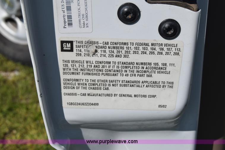 image for item K6706 2002 Chevrolet Silverado 2500 flatbed pickup truck