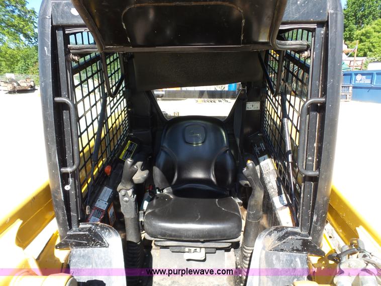 image for item K7189 2007 John Deere CT322 skid steer