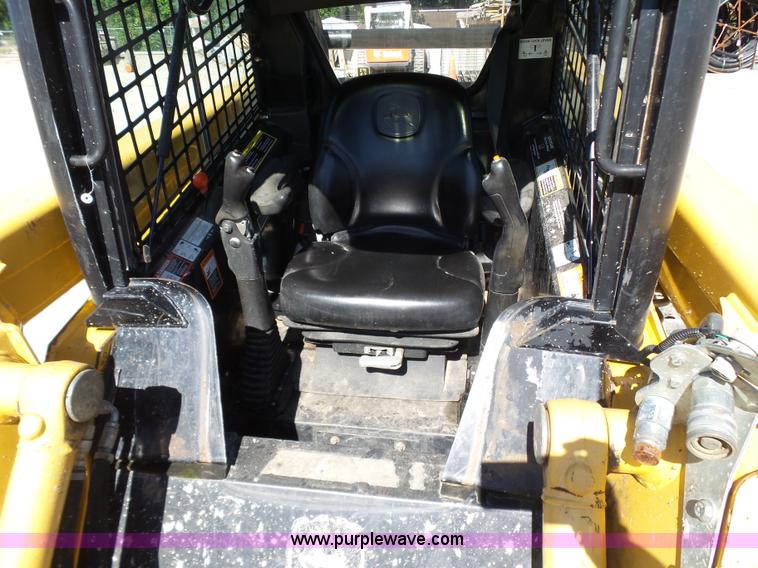 image for item K7189 2007 John Deere CT322 skid steer