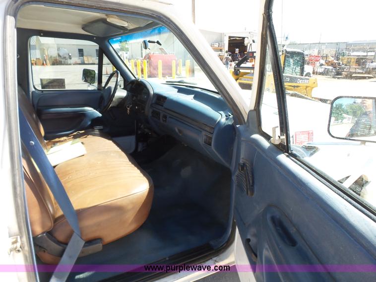 image for item K7190 1995 Ford F250 XL utility truck