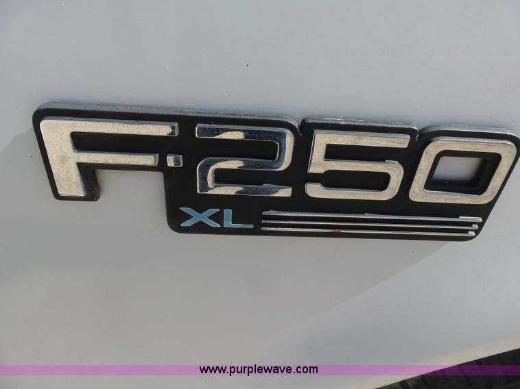 image for item K7190 1995 Ford F250 XL utility truck