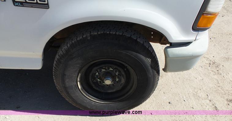 image for item K7190 1995 Ford F250 XL utility truck