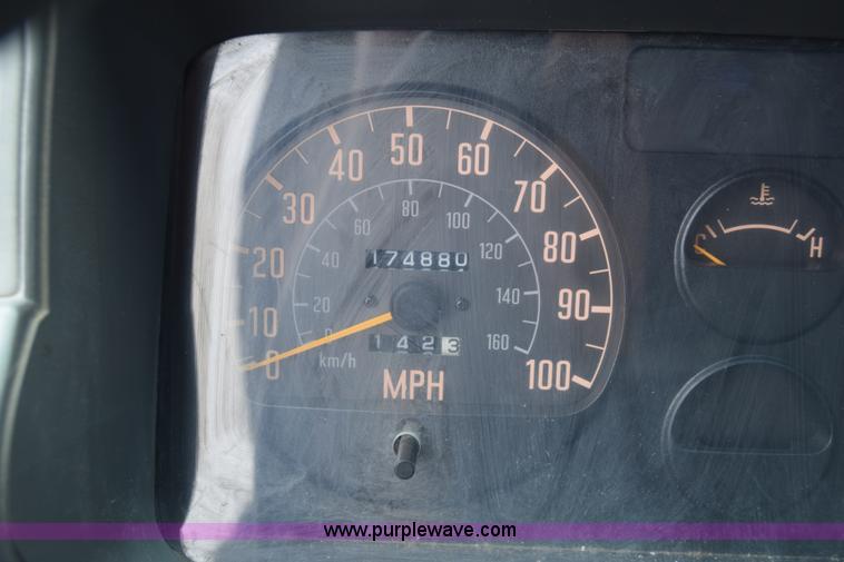 image for item K7343 1997 Isuzu NPR flatbed truck