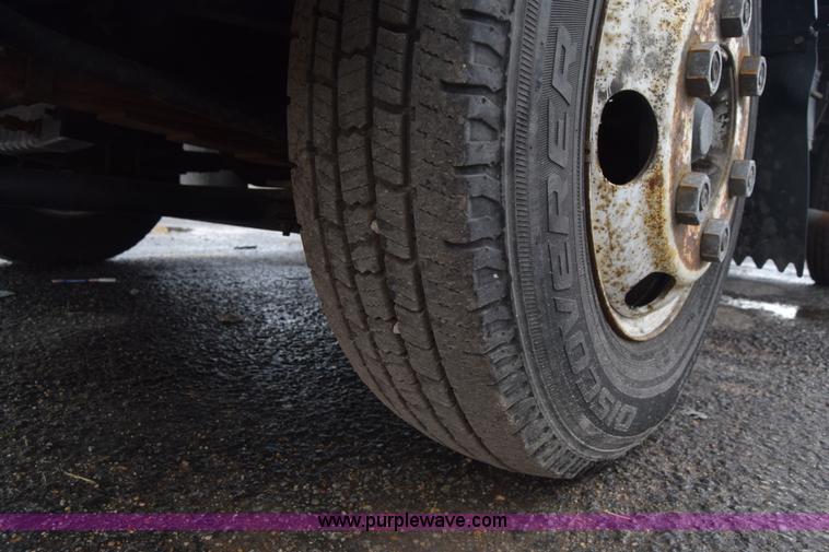 image for item K7343 1997 Isuzu NPR flatbed truck