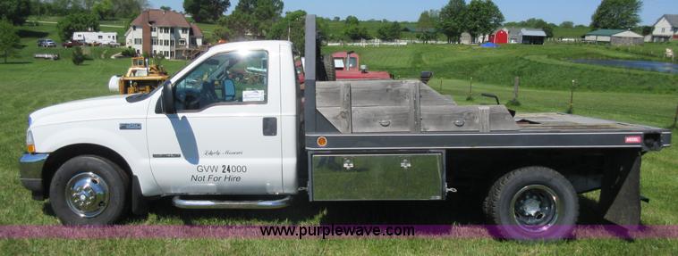 image for item K7868 2002 Ford F350 flatbed pickup truck
