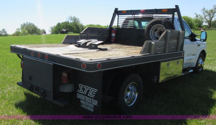 image for item K7868 2002 Ford F350 flatbed pickup truck