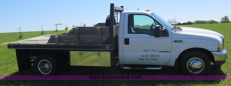 image for item K7868 2002 Ford F350 flatbed pickup truck