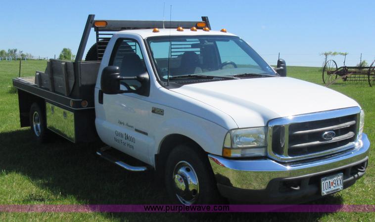 image for item K7868 2002 Ford F350 flatbed pickup truck