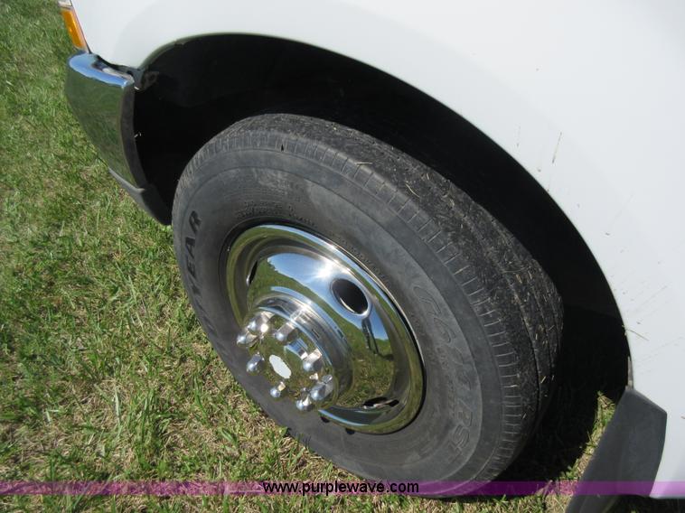 image for item K7868 2002 Ford F350 flatbed pickup truck