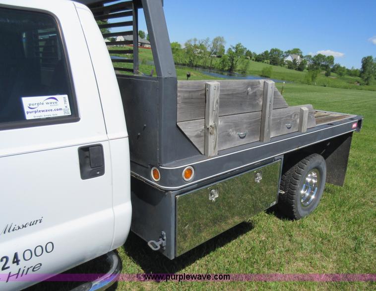 image for item K7868 2002 Ford F350 flatbed pickup truck