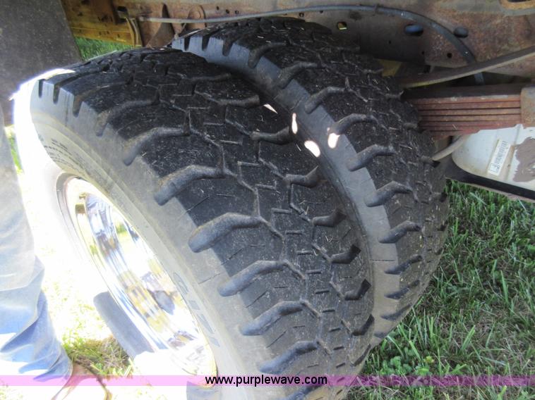 image for item K7868 2002 Ford F350 flatbed pickup truck