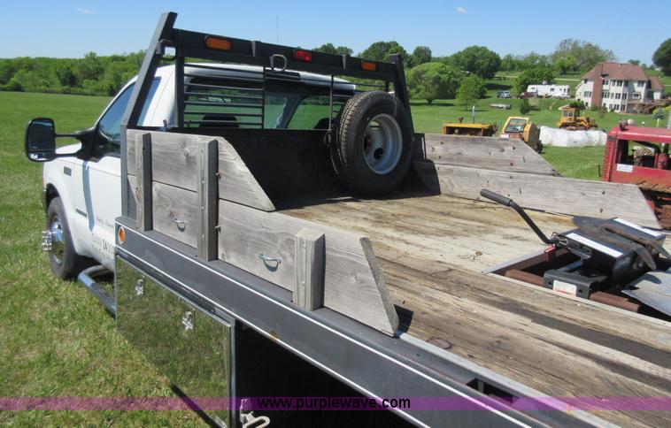 image for item K7868 2002 Ford F350 flatbed pickup truck
