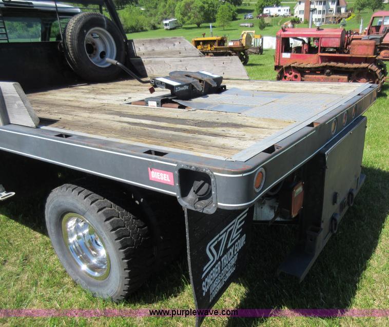 image for item K7868 2002 Ford F350 flatbed pickup truck