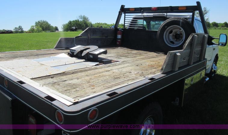 image for item K7868 2002 Ford F350 flatbed pickup truck