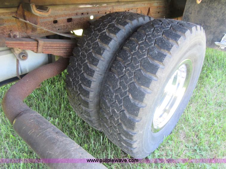 image for item K7868 2002 Ford F350 flatbed pickup truck