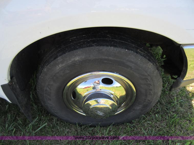 image for item K7868 2002 Ford F350 flatbed pickup truck