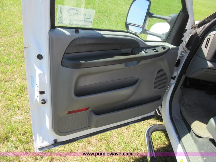 image for item K7868 2002 Ford F350 flatbed pickup truck