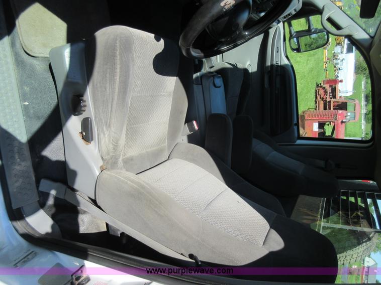 image for item K7868 2002 Ford F350 flatbed pickup truck