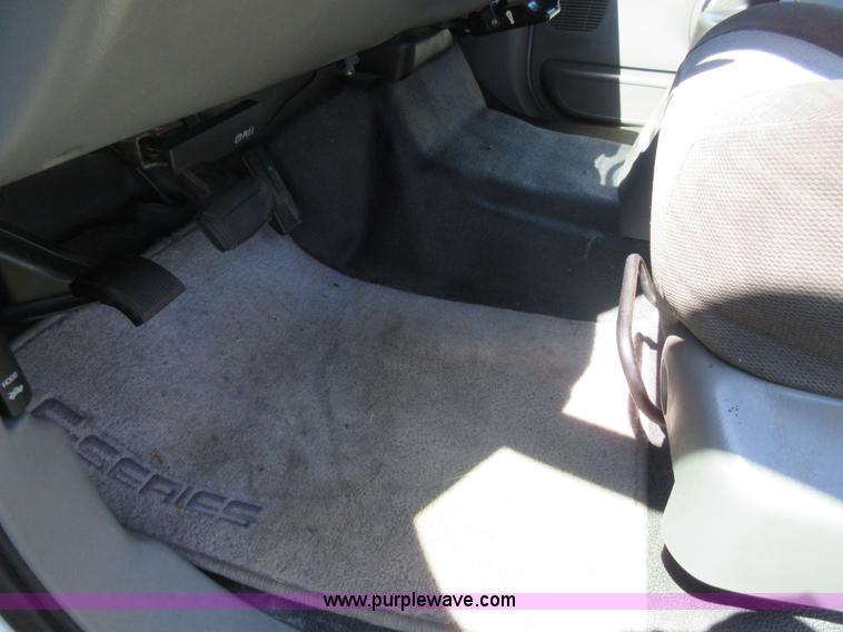 image for item K7868 2002 Ford F350 flatbed pickup truck