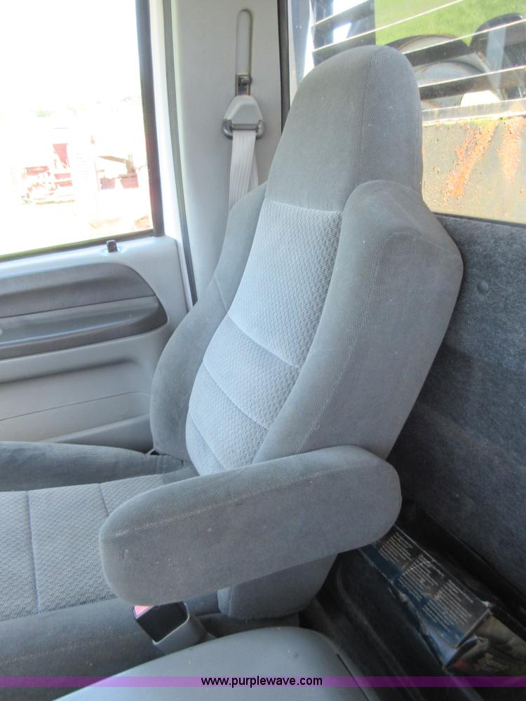 image for item K7868 2002 Ford F350 flatbed pickup truck