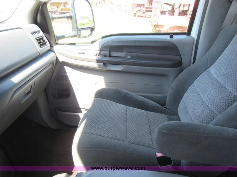 image for item K7868 2002 Ford F350 flatbed pickup truck