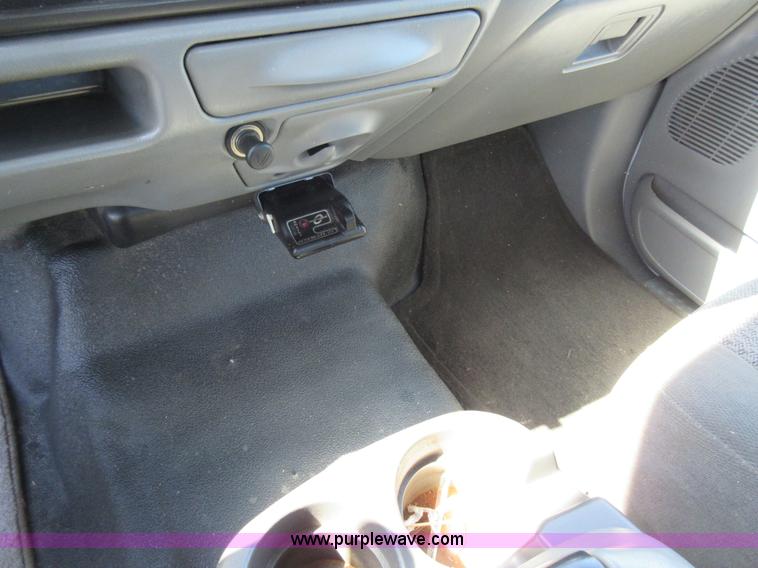 image for item K7868 2002 Ford F350 flatbed pickup truck