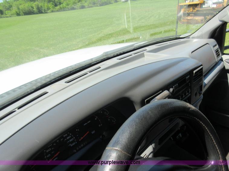 image for item K7868 2002 Ford F350 flatbed pickup truck