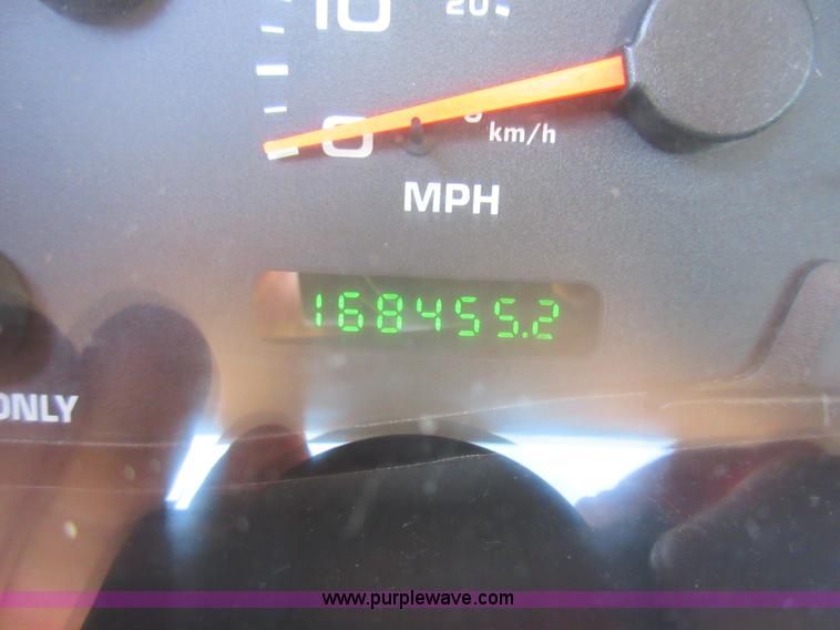 image for item K7868 2002 Ford F350 flatbed pickup truck