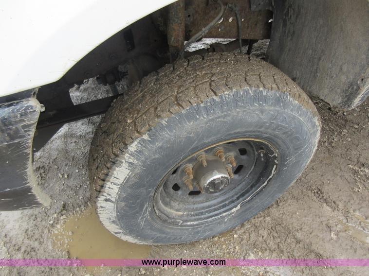 image for item K7869 2002 Ford F250 Super Duty flatbed pickup truck