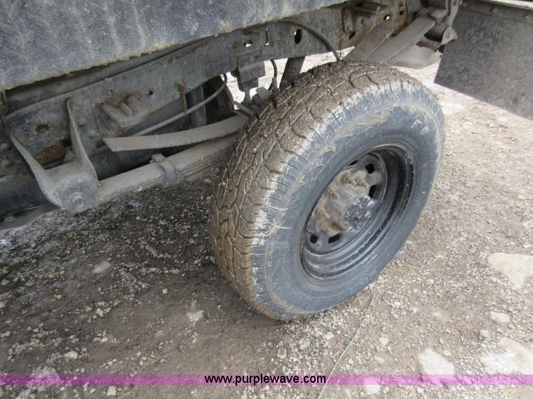 image for item K7869 2002 Ford F250 Super Duty flatbed pickup truck